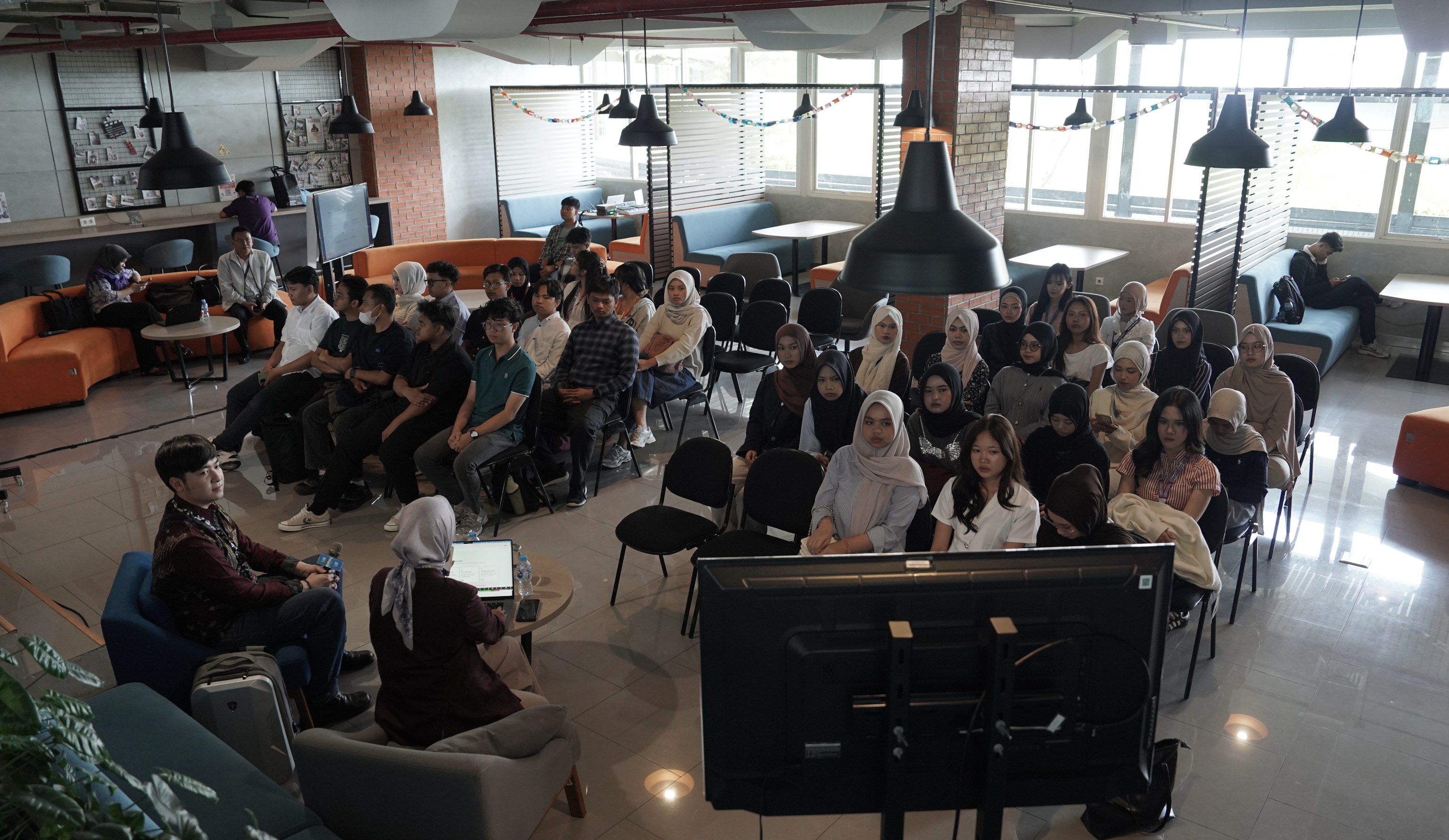 Peserta menyimak sesi From Prompt to Automation di Mini Theater Library BINUS Bekasi