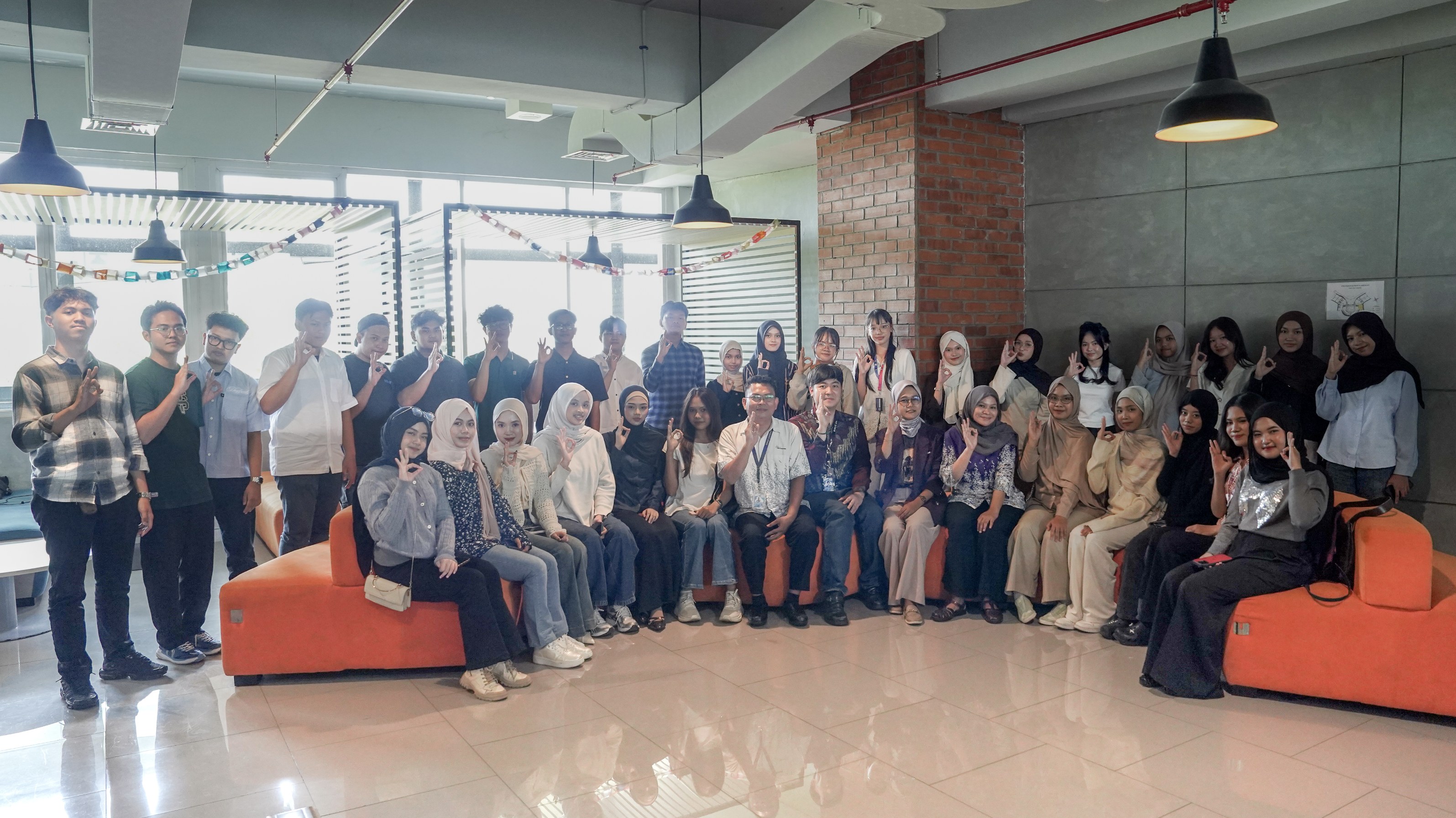 Foto bersama peserta dan panitia Preview Session From Prompt to Automation, BOLD Series BINUS Online