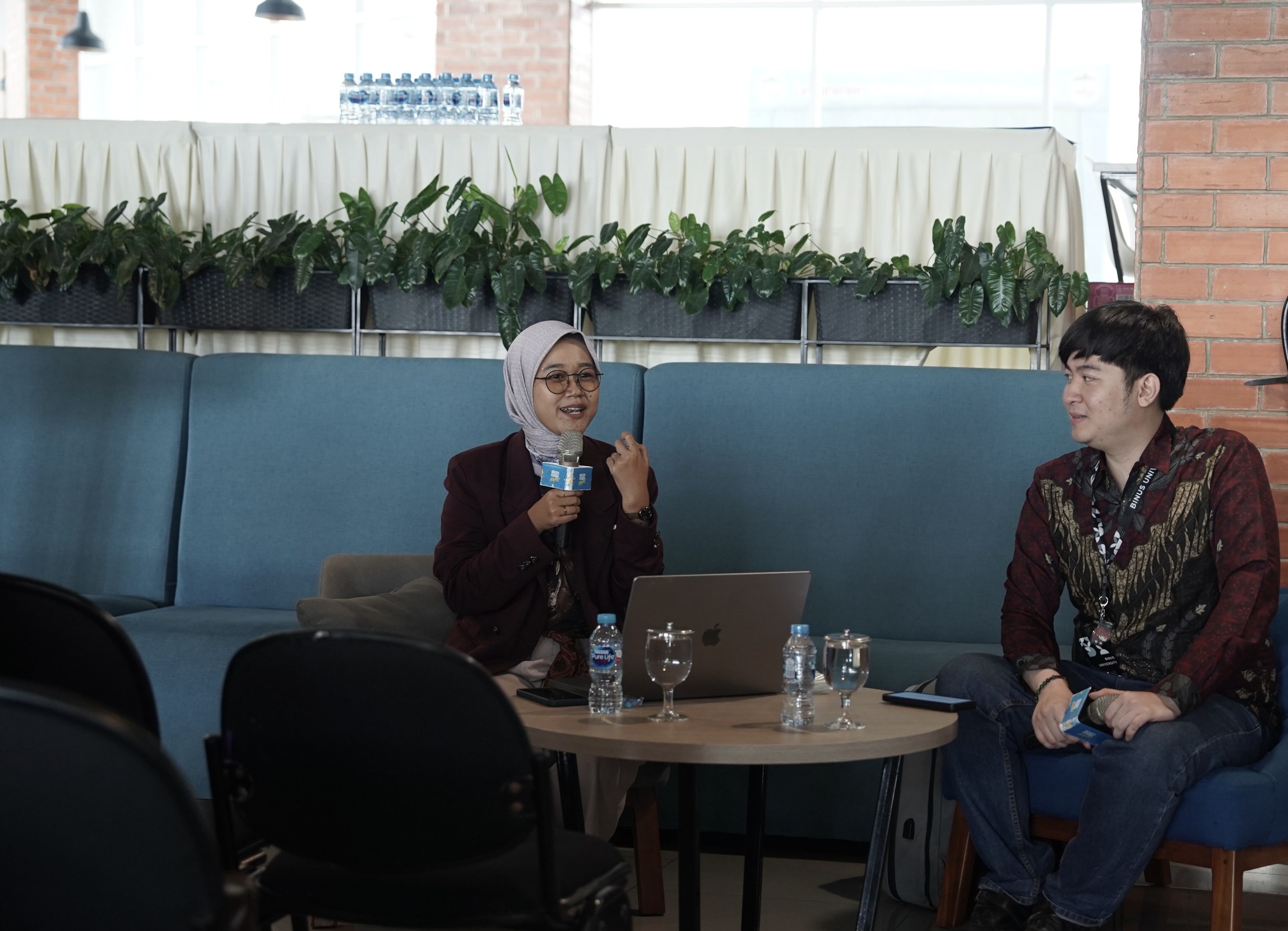 Siska Nurul Chotimah berdiskusi bersama moderator Christopher Joshua di sesi From Prompt to Automation