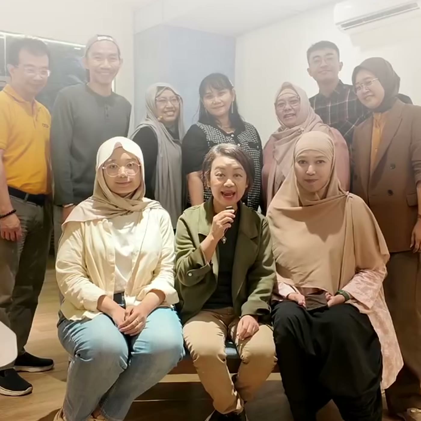 Foto bersama peserta, Siska Nurul Chotimah, dan Wenny Yuniar setelah workshop AI Workflow Studio