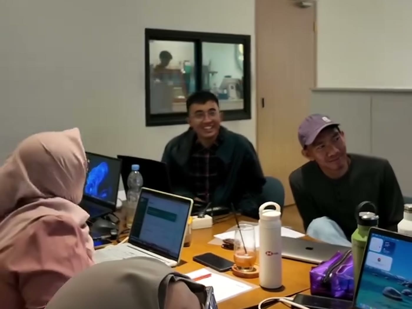 Peserta AI Workflow Studio merakit AI workflow di laptop masing-masing