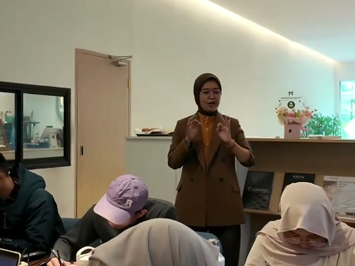 Siska Nurul Chotimah memfasilitasi sesi AI Workflow Studio di depan peserta
