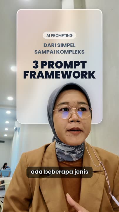 Kartu judul glass besar di belakang kepala bertuliskan 3 Prompt Framework