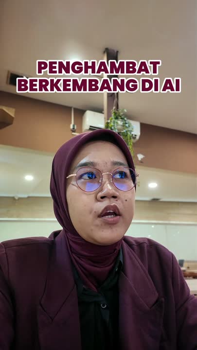 Headline besar berwarna di atas kepala dengan caption di bawah