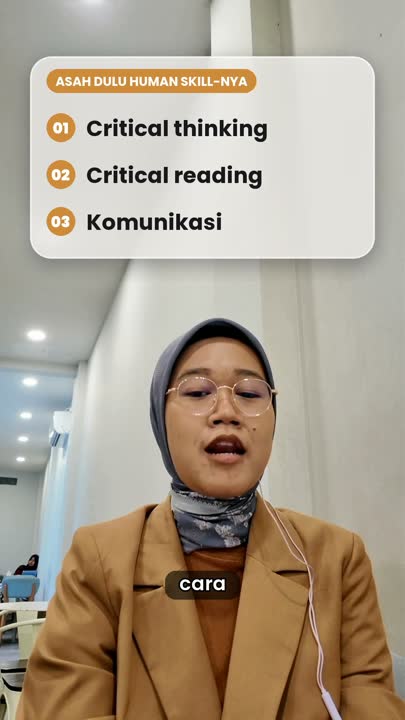 Kartu daftar bernomor 01 02 03 di atas kepala